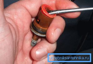 Отстранување на приклучокот од деловите од металниот дел Отстранување на приклучокот од деловите од металниот дел