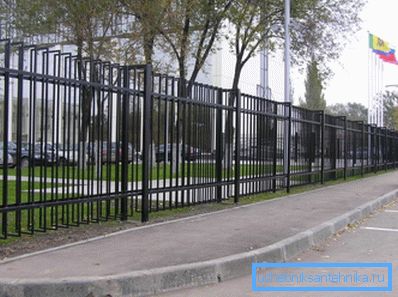 Благодатна ограда изработена од квадратни и правоаголни профили изработени од антикорозивен челик