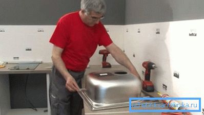 Високо квалитетна инсталација на перење во кујната со свои раце Високо квалитетна инсталација на перење во кујната со свои раце