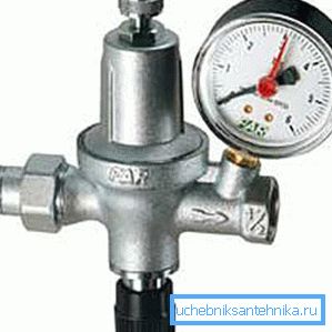 Како да се намали притисокот во снабдувањето со вода - инсталирајте го менувачот, исто така ви овозможува да ги надгледувате перформансите, бидејќи има манометар Како да се намали притисокот во снабдувањето со вода - инсталирајте го менувачот, исто така ви овозможува да ги надгледувате перформансите, бидејќи има манометар