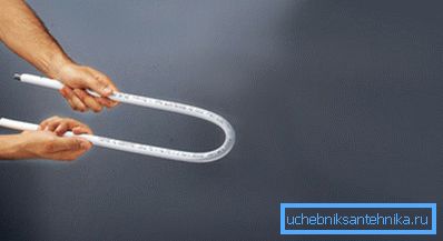 Како да се свитка пластична цевка