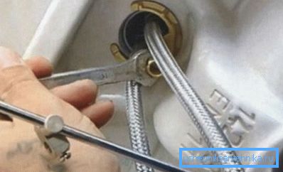 Како да го поправите миксер на мијалникот? За ова постои специјален комплет - две столпчиња, два метални подлошки со специјална конфигурација и заптивка Како да го поправите миксер на мијалникот? За ова постои специјален комплет - две столпчиња, два метални подлошки со специјална конфигурација и заптивка