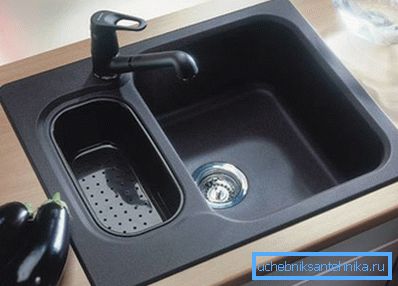 Камено мијалник - вграден во работната површина на кујната.