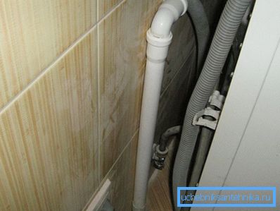 Канализациската цевка е подигната до саканата висина. Канализациската цевка е подигната до саканата висина.