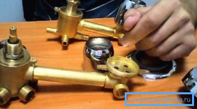 Касетите со туш за тапа се користат за префрлување на режимите и снабдување со вода на одредена температура. Касетите со туш за тапа се користат за префрлување на режимите и снабдување со вода на одредена температура.