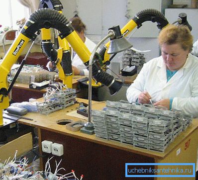 Секое работно место може да биде опремено со лична издувна хауба. Секое работно место може да биде опремено со лична издувна хауба.