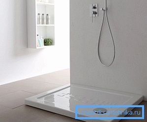 80x120 керамички сад за туширање е доволно тежок, така што за неговото точно лепење подобро е да се јавите помошници.