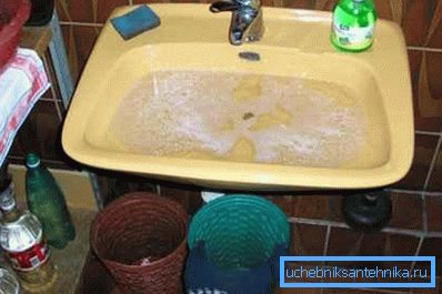 Водена вода во мијалникот Водена вода во мијалникот
