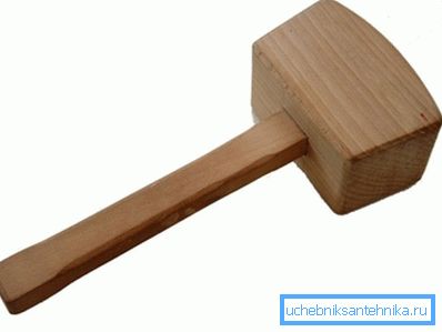 Потребен е чекан за свиткување на метални листови.