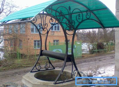 Модерен добро, покривот е изработен од пластика, покрив од ковано железо.
