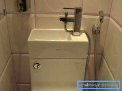 Компактен мијалник на резервоарот со туш врска.
