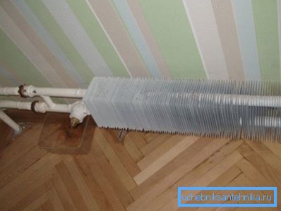 Компактниот конвектор нема да загрее ниту една голема просторија дури и при висока температура на носачот на топлина. Компактниот конвектор нема да загрее ниту една голема просторија дури и при висока температура на носачот на топлина.