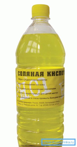 Концентрираната хлороводородна киселина се продава во пластично шише.