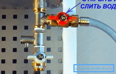 Допрете за испуштање на вода со црево поврзано со фитинг Допрете за испуштање на вода со црево поврзано со фитинг