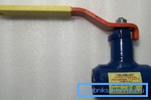 Кран под спојка врска со цевководот.