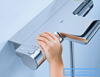 Детето го користи кран Детето го користи кран