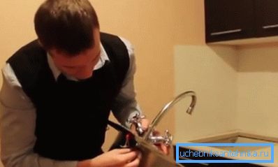 Монтирајте го миксер на мијалникот