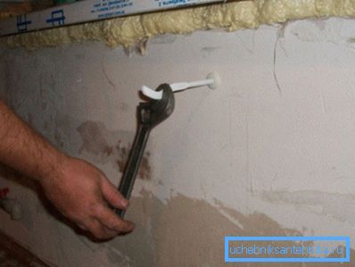 Заградите едноставно се навртуваат во подготвената дупка. Заградите едноставно се навртуваат во подготвената дупка.