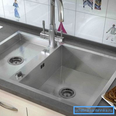 Кујнски мијалник со две чинии.