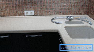Кварц тоне за кујната со истиот стол