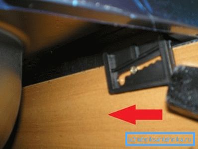 Лесно допирање на пластичниот држач се движи кон позицијата на дизајнот. Лесно допирање на пластичниот држач се движи кон позицијата на дизајнот.