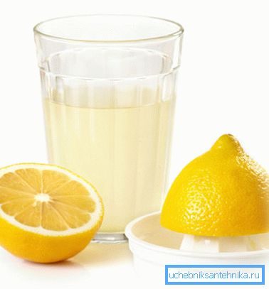 Сок од лимон, растворен во вода, служи како одличен вкус