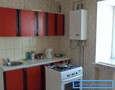 Аматерски слика на гас котел, кој е инсталиран во станот високи зграда Аматерски слика на гас котел, кој е инсталиран во станот високи зграда