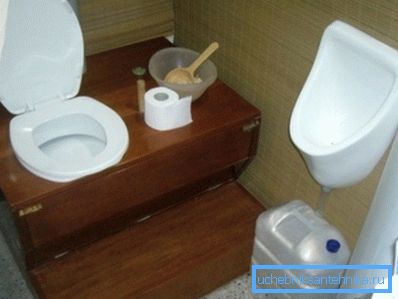 Аматерска фотографија од оригиналното дизајнерско решение за уредување на куќниот тоалет
