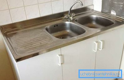 Аматерска фотографија на стандардна мијалник за автомобили инсталирана на специјален кабинет Аматерска фотографија на стандардна мијалник за автомобили инсталирана на специјален кабинет