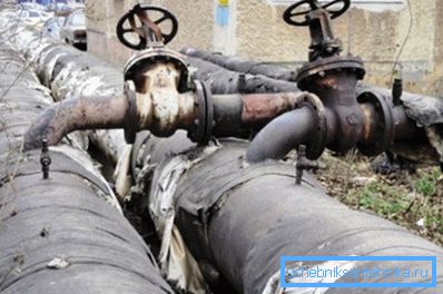 Линиите за топла вода се изолирани не само за да се спречи кондензација, туку и заштеда на енергија. Линиите за топла вода се изолирани не само за да се спречи кондензација, туку и заштеда на енергија.