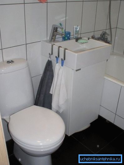 Малиот мијалник со шкаф за мал тоалет
