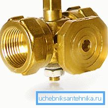 Масивното тело со дебели ѕидови укажува на голема сигурност на кран