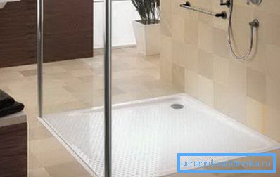 Мал модел 120x120 во стаклена кабина. Мал модел 120x120 во стаклена кабина.