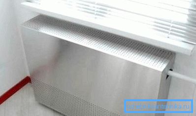Метален екран на радијатор со дупки за слободна циркулација на воздухот Метален екран на радијатор со дупки за слободна циркулација на воздухот