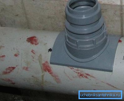 Инсталација на одвод на отпадна цевка на полимер Инсталација на одвод на отпадна цевка на полимер