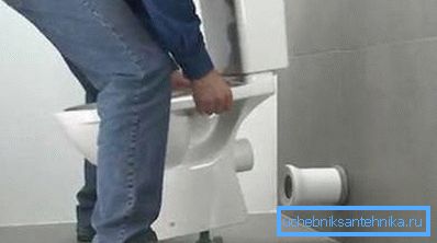 Инсталација на тоалетна чинија на претходно фиксирани загради Инсталација на тоалетна чинија на претходно фиксирани загради