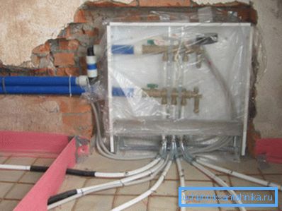Можете да ги сокриете цевките во подот за кошули за време на грубата завршница или ремонт.