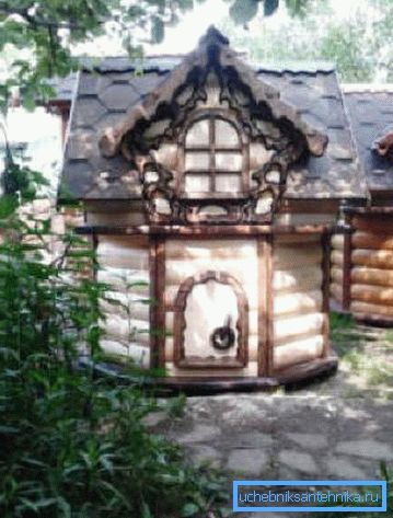 На фотографијата - добро изработена во руски традиции. На фотографијата - добро изработена во руски традиции.