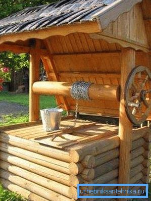 На фотографијата - бунар со отворот под крошна