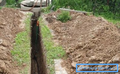 На фотографијата - поставување на водоводни цевки од бунарот На фотографијата - поставување на водоводни цевки од бунарот