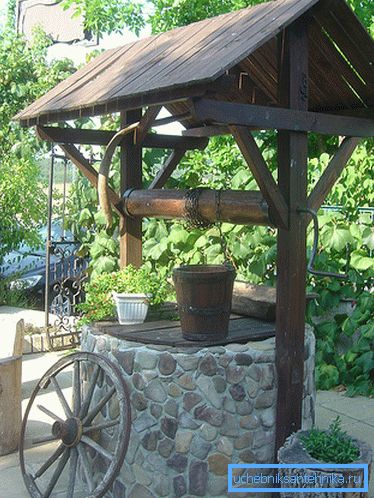 На фото - декорација со природни камења. На фото - декорација со природни камења.