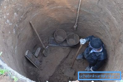 На фотографијата - продлабочувањето на бунарот на една земја-страница На фотографијата - продлабочувањето на бунарот на една земја-страница