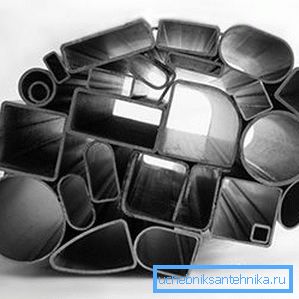 На фотографијата опсегот на цевки на профилот. На фотографијата опсегот на цевки на профилот.