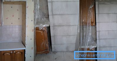 На фотографијата, дел од изградбата беше стесната колку што е можно повеќе, а потоа се врати На фотографијата, дел од изградбата беше стесната колку што е можно повеќе, а потоа се врати