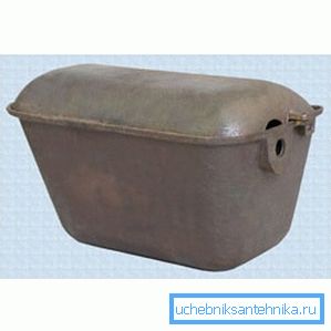 Во фото - леано железо испирање на старата тоалетна чинија