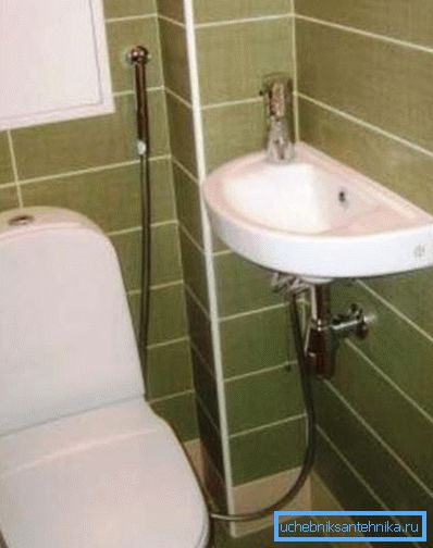 На фотографијата - главата за туш за мијалник е поврзана со мијалникот