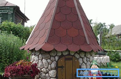 На фотографијата е камена куќа за бунар. На фотографијата е камена куќа за бунар.