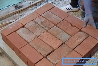 На фотографијата се прикажани првите и вторите редови на цврста печка за тули. На фотографијата се прикажани првите и вторите редови на цврста печка за тули.