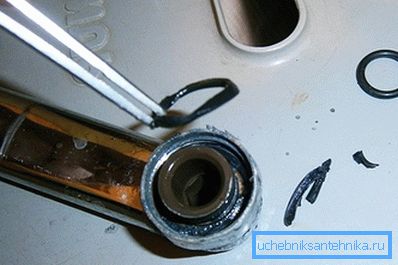 На фотографијата е прикажан процесот на замена на заптивниот прстен на гандерот. На фотографијата е прикажан процесот на замена на заптивниот прстен на гандерот.