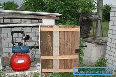 Сликата покажува варијанта на уредот автономна систем организација на водоснабдувањето во земјата од бунарот.